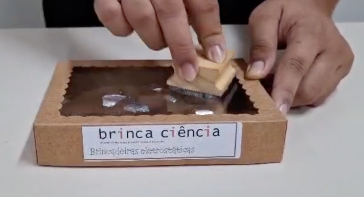 Eletrização por atrito - Brinca Ciência